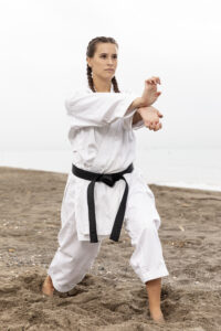 portret cwiczy karate mloda dziewczyna